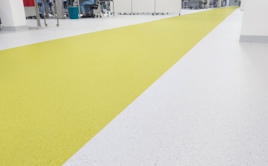 Reinräume und Produktion bei Medizintechnikhersteller mit zertifizierten Gerflor Vinyl-Belägen ausgestattet