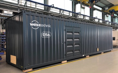 Batterien prüfen im geschützten Container