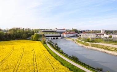 Grünstrom aus Wasserkraft senkt CO₂‑Emissionen an deutschen Produktionsstandorten