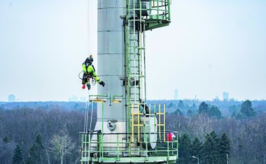 Instandhalter am Seilzug an der Kolonne