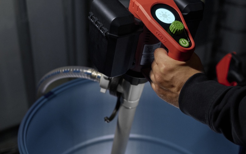 Kompakter Akkumotor, ideal zur netzunabhängigen Entleerung von IBCs oder...