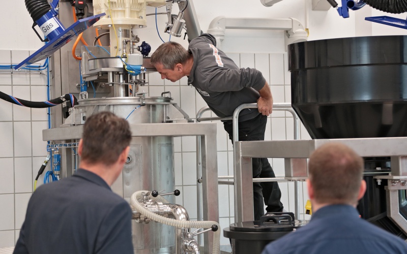Ystral führt Versuche vorzugsweise nicht mit Labor-, sondern mit Produktionsmaschinen durch, da dadurch belastbarere Ergebnisse erzielt werden, die direkt in den Produktionsmaßstab übertragen werden können.