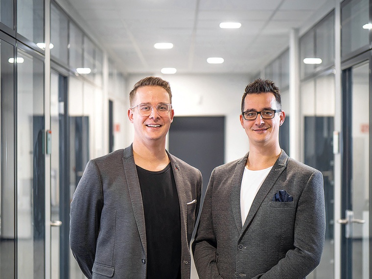 Zum 100-jährigen Jubiläum übernimmt mit Maximilian (l.) und Sebastian (r.)...