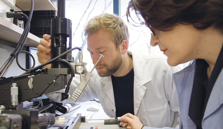 Sevda Abadpour und Axel Diewald vom Institut für Hochfrequenztechnik und...