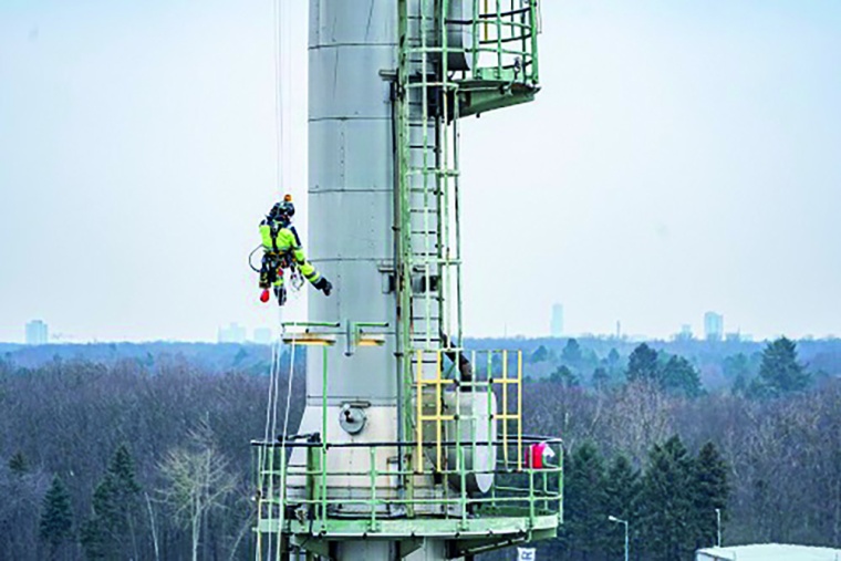 Instandsetzung am Seilzug: Klettern statt Gerüstbau. © Bilfinger