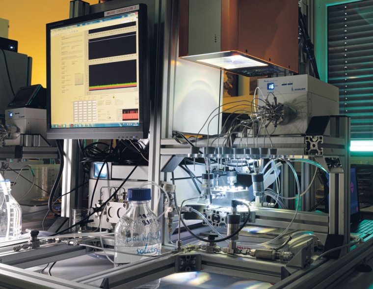 Photokatalytische Membranfiltrationsanlage mit Sonnen­simulator. Die Membranen...