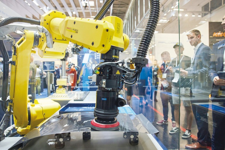 Besucher beobachten während der automatica 2022 einen Roboter bei seiner...