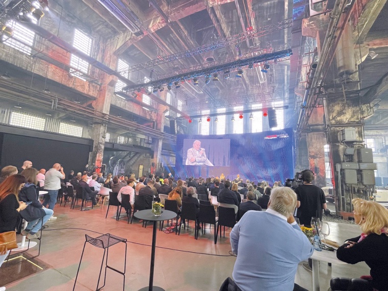 Das historische Umfeld und modernste Konferenztechnik machen den neuen Standort...