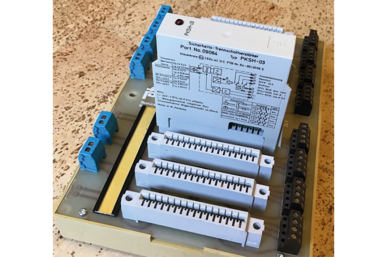 Sicherheitsschaltverstärker von 1980, montiert auf einem Termination Board. ©...