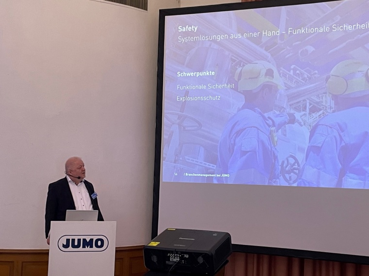 Matthias Kremer, Leiter Globales Branchenmanagement bei Jumo in Fulda, stellt...