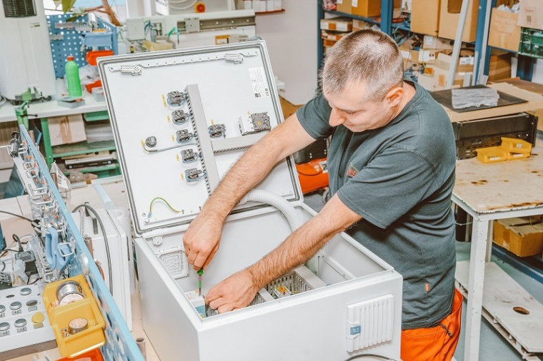 Bekommen  Unternehmen eine Anfrage, die mit einem vordefinierten Schaltkasten...