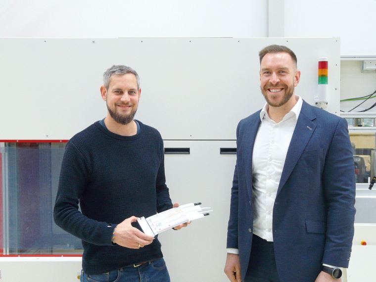 Michael Kappel (l.), Leiter Elektrokonstruktion bei Heidelberg Instruments, mit...