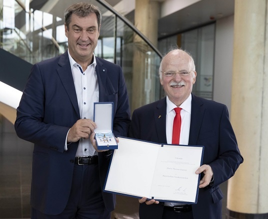 Der Bayerische Ministerpräsident Markus Söder zeichnete Thomas Kaeser mit dem...