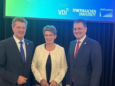 (v.l.n.r.): VDI-Präsident Lutz Eckstein, Preisträgerin Melanie Maas-Brunner,...