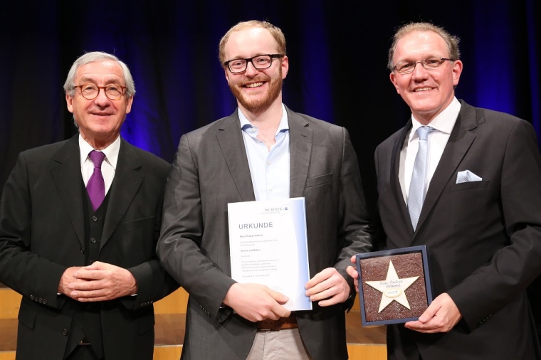 Abb.: Marc-Philipp Hütwohl (Mitte) bei der Überreichung der Urkunde.