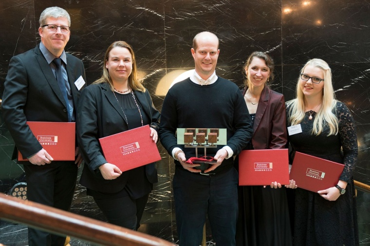 Abb.: In der Mitte Studienpreisträger Tobias Hartmann (LSG Group) bei der...