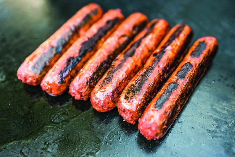 Abb. 1: Vegane pflanzliche Fleischimitatwürste auf dem Grill.  | © Winkworth...