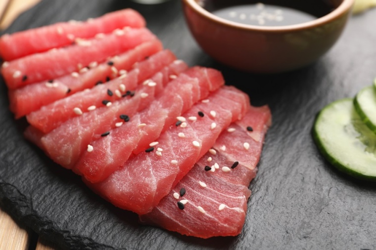 Abb. 1: Sashimi von Thunfisch mit Sesamsamen. Letztere haben das Risiko, mit...