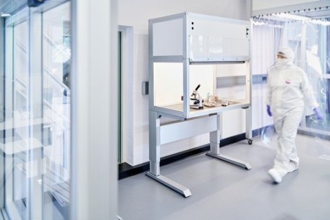 Die Laminar Flow Box mit höhenverstellbarem Arbeitstisch ist ein Beispiel für ergonomisches Arbeiten unter kontrollierten Bedingungen. Darüber hinaus zeigt item einen begehbaren Reinraum mit integrierter Personenschleuse, eine Maschinenkabine mit Lineareinheit sowie ein mobiles Reinraumzelt.
