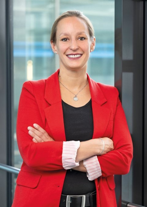 Prof. Sabrina Zellmer, Universitätsprofessorin für Batterie- und Brennstoffzellen-Prozesstechnik, Leiterin des Bereichs „Energiespeichermaterialien und Brennstoffzellen“ an der TU Braunschweig und stellvertretende Institutsleiterin und Abteilungsleiterin am Fraunhofer-Institut für Schicht- und Oberflächentechnik IST