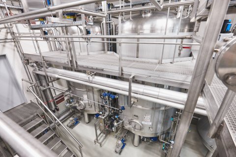 Tanklager für brennbare Lösemittel: Devex arbeitet strikt nach allen einschlägigen Vorschriften, von der Druckgeräterichtlinie über die Explosionsschutzrichtlinie ATEX bis zu komplett branchenspezifischen Anforderungen.