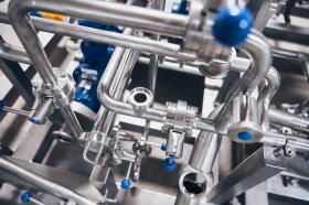 Die Rohrleitungen einer Skid-basierten verfahrenstechnischen Anlage: Das Skid-Prinzip reduziert nicht nur Transport- und Montageaufwand, sondern spart Devex-Kunden vor allem Zeit. Denn Stillstandzeiten sind in der Lebensmittelproduktion ein echter Kostenfaktor.