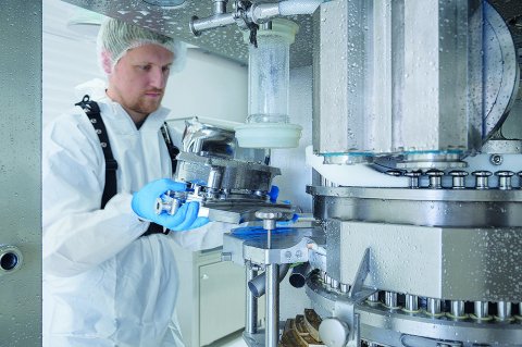 Durchgängige Systemintegration und die Reduktion von Transferstellen sind entscheidend für die Rückhalteleistung moderner Containment-Anlagen. (Abbildung: Bediener an einer WiP-Tablettenpresse)