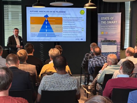 André Fritsch von R. STAHL demonstrierte, wie Ethernet-APL in Kombination mit 2-WISE eine sichere und gleichzeitig unkomplizierte Netzwerkinstallation in Ex-Bereichen ermöglicht.