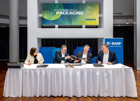 Unterzeichnung des Ansiedlungsvertrags zwischen BASF und Schütz (v.l.n.r.): Tülin Ersari (VP Controlling und Strategie für Europäische Verbundstandorte bei BASF), Helmut Winterling (President Europäische Verbundstandorte bei BASF), Oliver Helling (Sales Director EMEA & Head of Global KAM bei Schütz), Veit Enders (Mitglied der Geschäftsführung der Schütz-Gruppe).