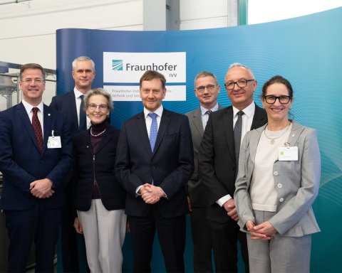 Von links nach rechts: Prof. Axel Müller-Groeling (Fraunhofer-Vorstand), Dr. Marc Mauermann (stellv. Leiter Institutsteil Verarbeitungstechnik Fraunhofer IVV), Prof. Ursula Staudinger (TUD Rektorin), Michael Kretschmer (Ministerpräsident des Freistaates Sachsen), Dr. Egbert Röhm (Geschäftsführer Theegarten-PacTec), Prof. Jens Majschak (Institutsleiter Fraunhofer IVV), Prof. Andrea Büttner (Geschäftsführende Institutsleiterin Fraunhofer IVV)