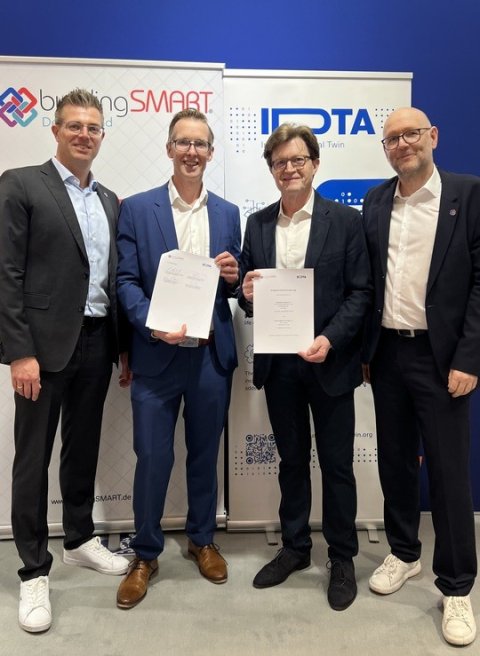 Kooperationsvereinbarung besiegelt Partnerschaft zwischen buildingSMART Deutschland und IDTA (v.l.n.r. Dr. Christian Mosch, Dr. Kai Oberste-Ufer, Dr. Matthias Bölke, Gunther Wölfle)