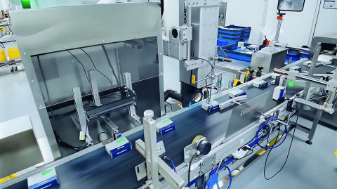 Der Machine-Vision-Aufbau besteht aus einem Sensor, der die Kamera (unten Mitte) auslöst, sobald das Bauteil im Aufnahmebereich der Kamera ist.