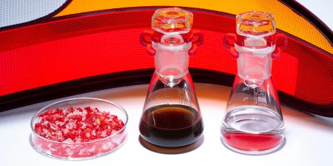 Test mit realen Post-Consumer Abfällen: Im Pilotmaßstab wurden alte Auto-Rückleuchten aus PMMA bei MyRemono depolymerisiert und am Standort Worms von Röhm zu MMA in Neuwarequalität aufgearbeitet.