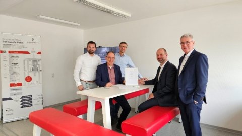 Siemens und CAPHENIA unterzeichnen den Partnerschaftsvertrag. V.l.n.r.: Nicky Ahnert, Jürgen Giegerich, Frank Knauf (alle Siemens), Dr. Mark Misselhorn, Dr. Andreas Waibel (beide CAPHENIA)