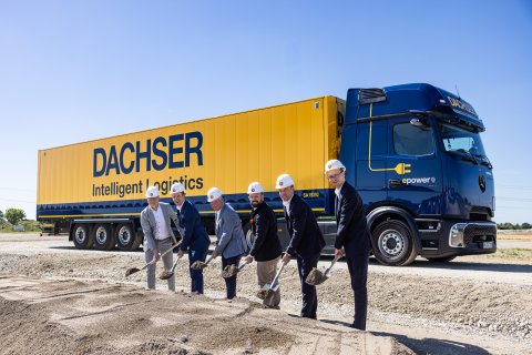 Florian Graber, Branch Manager Food Logistics; Daan van der Meer, Operations Manager
Euronational Forwarding; Thomas Henkel, General Manager (alle 3 DACHSER
Logistikzentrum Allgäu); Jan Rothenbacher, Oberbürgermeister Stadt Memmingen;
Alexander Tonn, COO Road Logistics Dachser; Lukas Unglehrt, Prokurist und Gesellschafter,
Unglehrt GmbH.