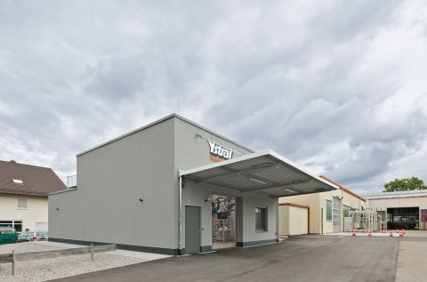 Das neue Versuchszentrum wurde auf rund 150 Quadratmetern kompakt in Würfelbauweise erstellt und kann perspektivisch um ein zusätzliches Versuchsgebäude erweitert werden.